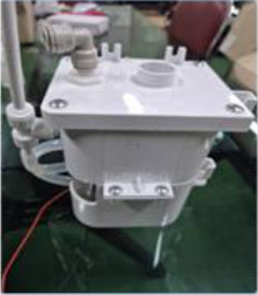 Electrolysis type oxygen generator with reservoir